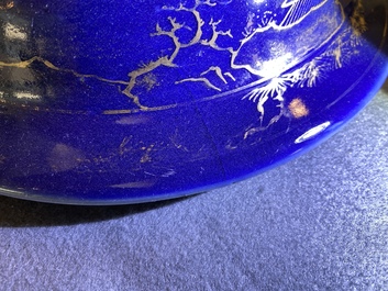 Een grote Chinese monochrome poederblauwe dekselvaas met verguld landschapsdecor, Kangxi