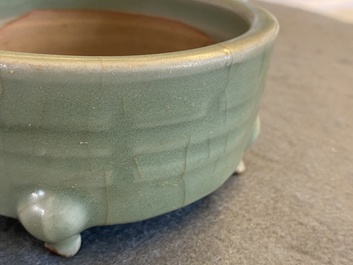 Een Chinese Longquan celadon wierookbrander met trigrammen, Ming