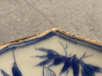 Een Chinese blauw-witte schotel in lotusvorm met floraal decor, Kangxi