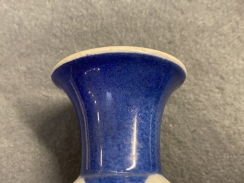 Un vase de forme bouteille en porcelaine de Chine bleu poudr&eacute; et un en bleu et blanc, Kangxi
