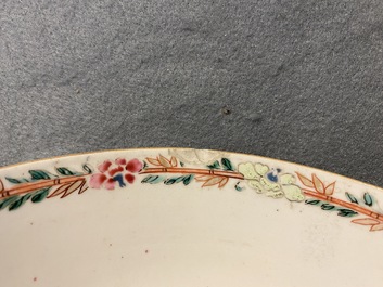 Un bol en porcelaine de Chine famille rose &agrave; d&eacute;cor de figures dans un int&eacute;rieur, Yongzheng