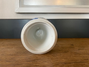 Een Chinese blauw-witte stem bowl, Kangxi
