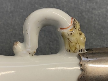 Een Chinese met zilver gemonteerde vaas met ijzerrood decor van een draak en een feniks, Kangxi