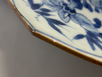 Een Chinese blauw-witte schotel in lotusvorm met floraal decor, Kangxi