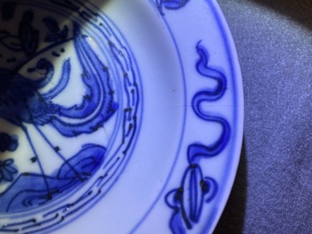 Drie Chinese blauw-witte bordjes, Ming en Kangxi
