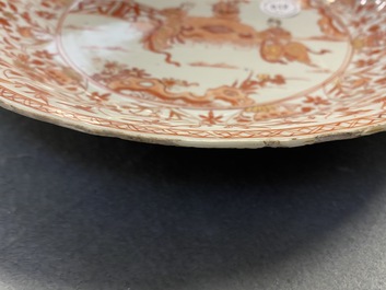 Trois assiettes et un plat en porcelaine de Chine en rouge de fer et dor&eacute;, Kangxi