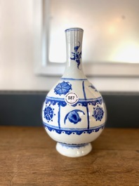 Un vase de forme bouteille en porcelaine de Chine en bleu et blanc, Kangxi