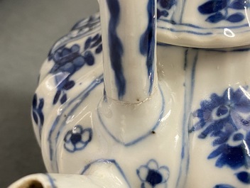 Vijf Chinese blauw-witte theepotten met deksels, Kangxi