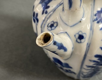 Cinq th&eacute;i&egrave;res en porcelaine de Chine en bleu et blanc, Kangxi