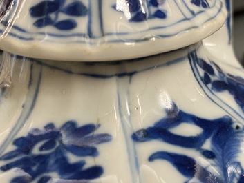 Cinq th&eacute;i&egrave;res en porcelaine de Chine en bleu et blanc, Kangxi