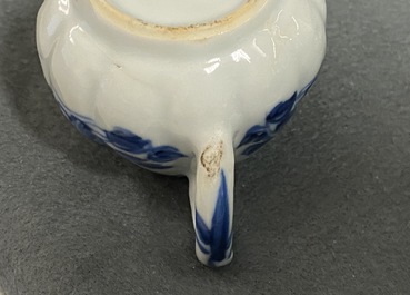 Vijf Chinese blauw-witte theepotten met deksels, Kangxi