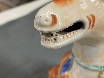 Une paire de mod&egrave;les de chiens en porcelaine de Chine pour l'exportation, Qianlong
