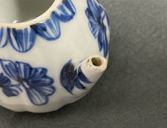 Cinq th&eacute;i&egrave;res en porcelaine de Chine en bleu et blanc, Kangxi