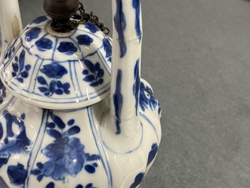 Cinq th&eacute;i&egrave;res en porcelaine de Chine en bleu et blanc, Kangxi