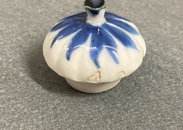 Cinq th&eacute;i&egrave;res en porcelaine de Chine en bleu et blanc, Kangxi