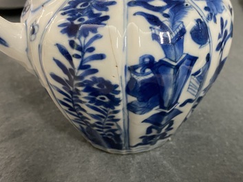 Vijf Chinese blauw-witte theepotten met deksels, Kangxi