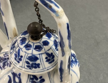 Cinq th&eacute;i&egrave;res en porcelaine de Chine en bleu et blanc, Kangxi