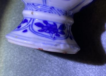 Vijf Chinese blauw-witte theepotten met Lange Lijzen, Kangxi