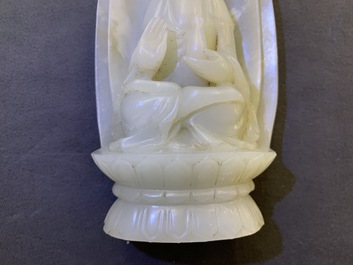 Een Chinese celadon jade figuur van Guanyin op lotustroon, 19/20e eeuw