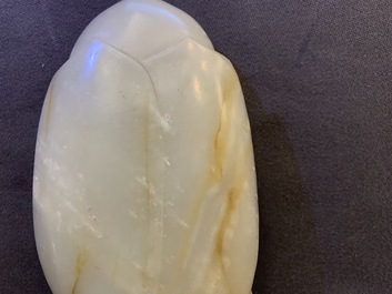 Een Chinese celadon jade figuur van Guanyin op lotustroon, 19/20e eeuw