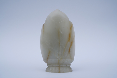 Een Chinese celadon jade figuur van Guanyin op lotustroon, 19/20e eeuw