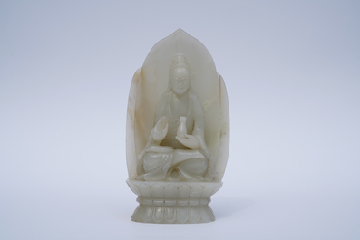 Une figure de Guanyin sur tr&ocirc;ne de lotus en jade c&eacute;ladon sculpt&eacute;, Chine, 19/20&egrave;me