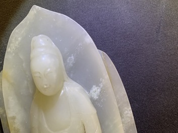 Une figure de Guanyin sur tr&ocirc;ne de lotus en jade c&eacute;ladon sculpt&eacute;, Chine, 19/20&egrave;me