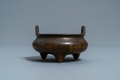 Een Chinese bronzen driepotige wierookbrander, zegelmerk, 17/18e eeuw