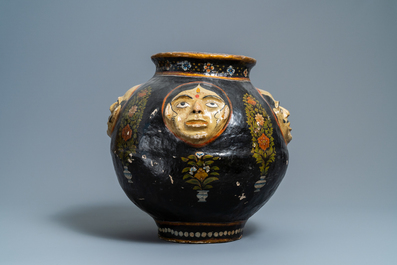 Un vase &agrave; d&eacute;cor en relief en papier m&acirc;ch&eacute;, Cachemire, Inde, 19&egrave;me