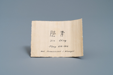 Een Chinese sancai kan en een flesvormige celadon vaas, Tang en Song