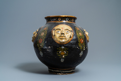 Un vase &agrave; d&eacute;cor en relief en papier m&acirc;ch&eacute;, Cachemire, Inde, 19&egrave;me