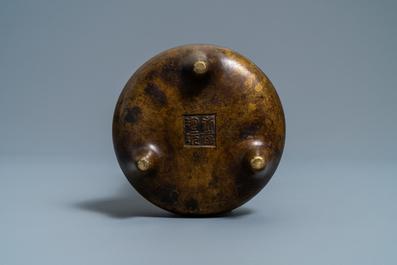 Een Chinese bronzen driepotige wierookbrander, zegelmerk, 17/18e eeuw