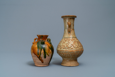 Une verseuse de type sancai et un vase de forme bouteille c&eacute;ladon monochrome, Chine, Tang et Song