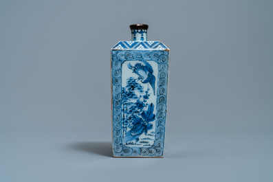 Een vierkante Japanse blauw-witte Arita fles, Edo, 17/18e eeuw