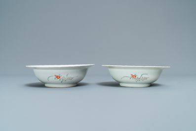 Une paire de bols en porcelaine d'Arita de style Kakiemon, Japon, Edo, 18/19&egrave;me