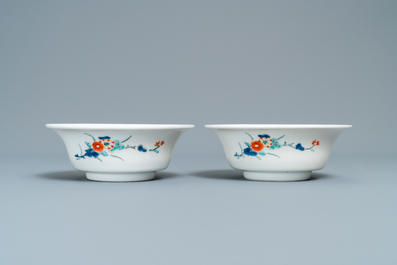 A pair of Japanese Kakiemon bowls with floral designs, Edo, 17/18th C.