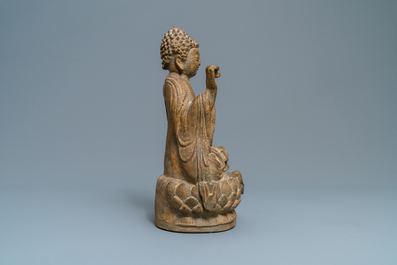 Een Chinese zandstenen figuur van Boeddha, Qing