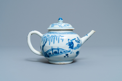 Een Chinese blauw-witte 'Xi Xiang Ji' theepot met deksel, Kangxi/Yongzheng