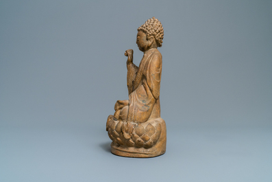 Een Chinese zandstenen figuur van Boeddha, Qing