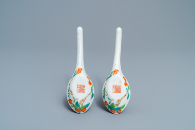 Une paire de cuill&egrave;res en porcelaine de Chine &agrave; d&eacute;cor d'un arbre de p&ecirc;ches, marque et &eacute;poque de Jiaqing
