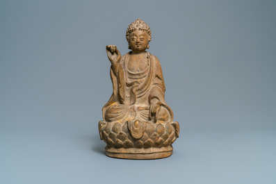 Een Chinese zandstenen figuur van Boeddha, Qing