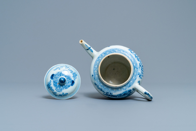 Een Chinese blauw-witte 'Xi Xiang Ji' theepot met deksel, Kangxi/Yongzheng