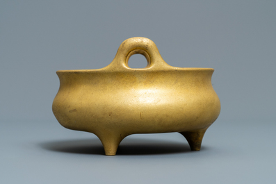 Un br&ucirc;le-parfum en bronze dor&eacute;, marque de Xuande, 19/20&egrave;me