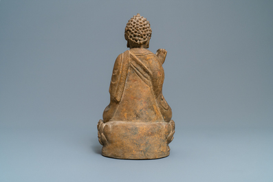 Een Chinese zandstenen figuur van Boeddha, Qing