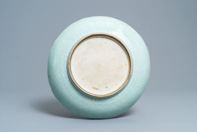 Een Chinese monochrome celadon bloemvormige schotel, Qianlong