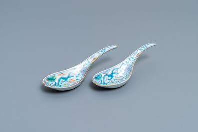 Une paire de cuill&egrave;res en porcelaine de Chine doucai, marque de Chenghua, 19&egrave;me