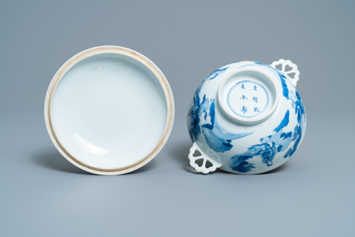 Een Chinese blauw-witte en koperrode dekselkom, Chenghua merk, Kangxi