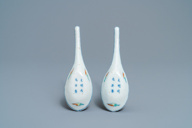 Une paire de cuill&egrave;res en porcelaine de Chine doucai, marque de Chenghua, 19&egrave;me