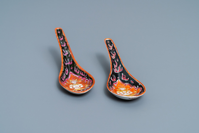 Une paire de cuill&egrave;res en porcelaine de Chine Bencharong pour le march&eacute; thai, 19&egrave;me