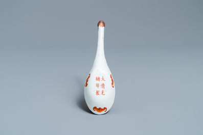 Une grande cuill&egrave;re en porcelaine de Chine famille rose &agrave; d&eacute;cor 'neuf p&ecirc;ches', marque et &eacute;poque de Guangxu